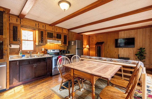 Raccoon Ridge Cabin | Riverfront Hot Tub Convenient Location
