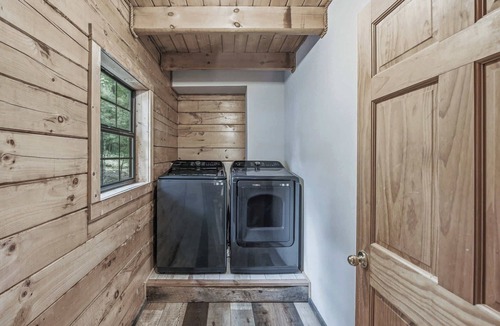 Townsend Cabin | Riverfront Retreat, Sleeps 10・Water Views・Hot Tub