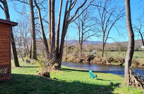 Andrews Cabin | Riverfront Romantic Getaway