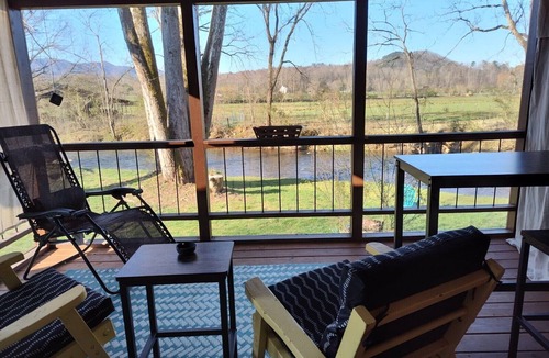 Andrews Cabin | Riverfront Romantic Getaway