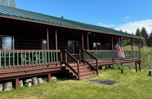 Gustavus Cabin | RIVERSEDGE LOG HOME on the SALMON RIVER within 8miiles GLACIER BAY NATIONAL PARK