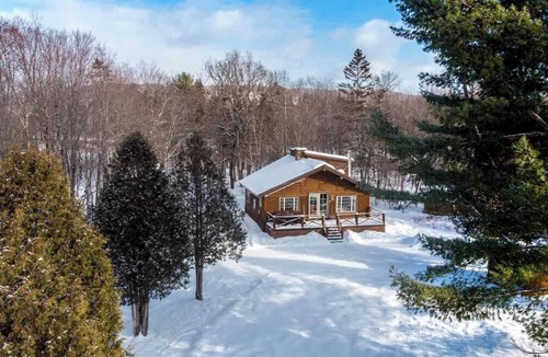 Saint-Raymond Cabin | Riverside Log Cabin with Fireplace, BBQ & Hot Tub