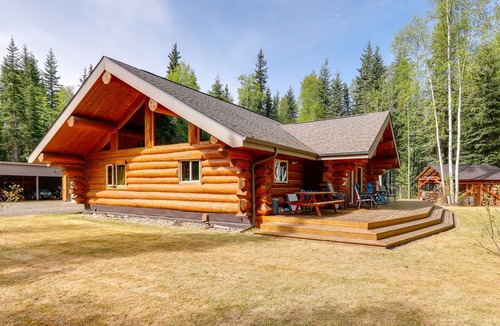 Badger House | Riverside Log Cabin: On-Site Aurora Viewing!