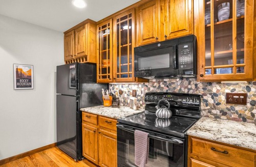 Estes Park Villa | Riverside Luxury RMNP Townhome
