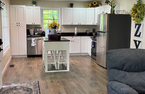 Independence House | RiverView Cabin 2 Bedroom/1 Bath, Deck w/Hot Tub & Beautiful View/Fire Pit/Grill