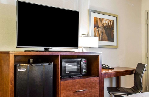 Martinez Hotel | Rodeway Inn