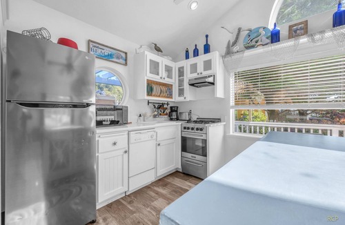 Depoe Bay Apartment | Romantic Cliffside Cottage for Two