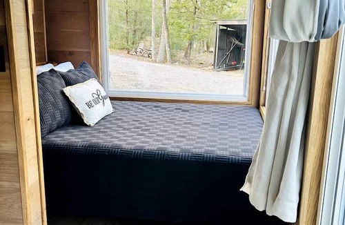 Log Cabin Cabin | Romantic Container with Jacuzzi Great for a Couples Retreat in Texas