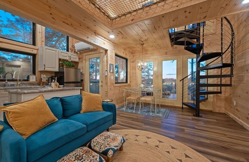 Campton Cabin | Romantic Forest Birdhouse Hot Tub Loftnet Firepit