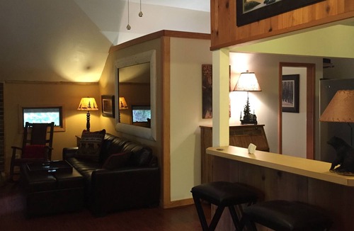 Mid-Hillside House | Romantic Getaway, Family Friendly