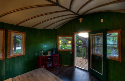 Spicewood RV Rental | Romantic Getaways in Fully-Equipped Tree House Rental in Spicewood, Texas