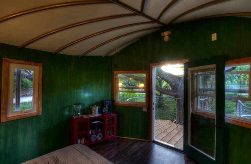 Spicewood RV Rental | Romantic Getaways in Fully-Equipped Tree House Rental in Spicewood, Texas