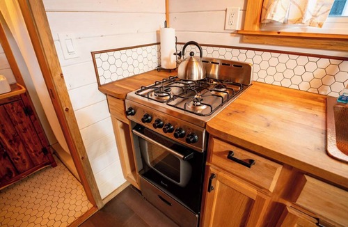Lyons Resort | Romantic Tiny Retreat by the River – Open Sol Near Boulder & the Rockies
