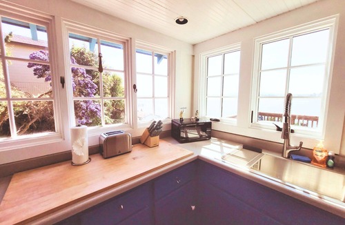 Old Town Cottage | Romantic Waterfront/Fire Pit/Hot Tub/Mins. to Beaches & Restaurants/Pet Friendly
