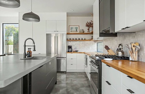 Holly House | Rooftop Deck, DT City Views, Modern Eastside Oasis