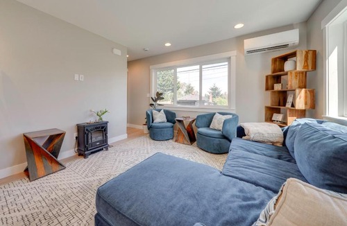 Roxhill House | Rooftop Deck + Private Patio! West Seattle Home