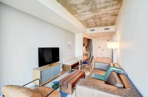 Rainey Street Historic District Condo | Rooftop Pool East Cider by Barcle