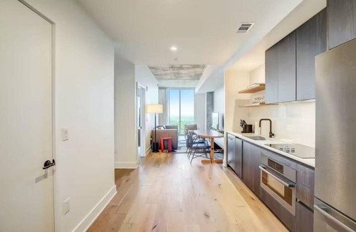 Rainey Street Historic District Condo | Rooftop Pool East Cider by Barcle