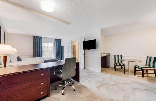Blue Ash Hotel | Room Great for Exploring Cincinnati with Complimentary Hot Breakfast