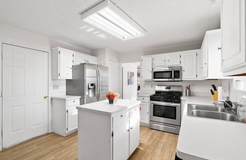South Creek House | Round Rock - Cozy King Bed - Backyard - Parking