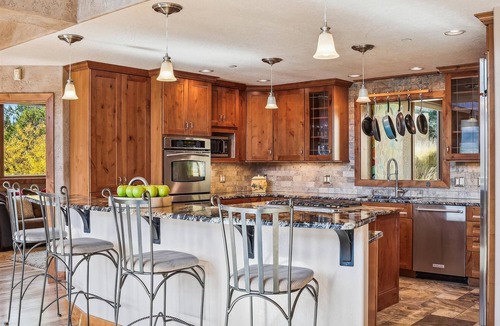 The Highlands House | Rounds Retreat: Stunning Views and Close to Town.