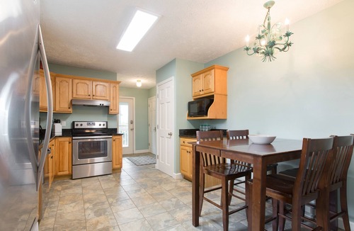 Royal Pines House | Royal Cottage - Long-Range MTN Views, Deck & Close to Downtown AVL, Dog Friendly