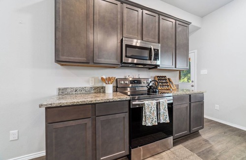 Montgomery House | Rushing Spring Getaway | 3 BR | Modern Home with Peaceful Lake Views & Backyard