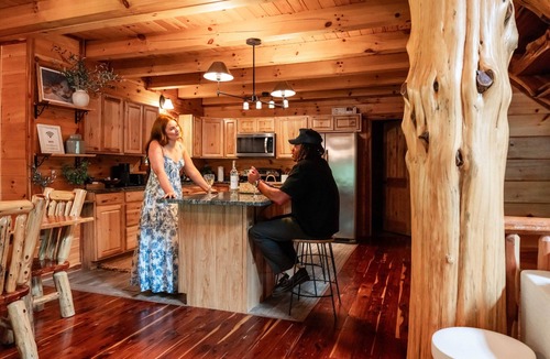 Logan Cabin | Rustic Cedar Inn | Luxury 6BR Lodge, Kids Loft
