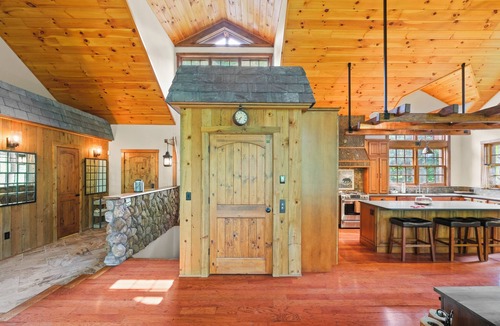 Lincoln House | 🌲 Rustic & Comfy 5BR Retreat | 🛗 Elevator | 🎱 Game Room | ♨️ Hot Tub | 🐾 Pets OK