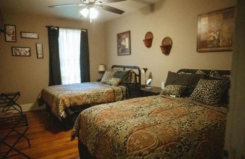 Hearne House | Rustic Elegant 6Bed 4Bath Home Great For Groups