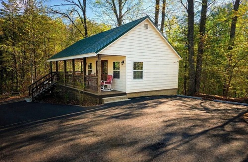 Dahlonega Hotel | Rustic Luxury at its finest- Individual Rooms, Suites, & Cabins or book it all!