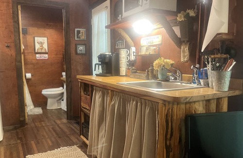 Wedowee Cabin | Rustic Tiny House - Cheaha State Park -Lake Wedowee with Hot Tub , Sleep 2
