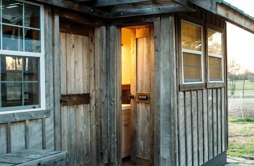 Ferris Cabin | Rustic Tiny House Rental for Weekend Getaways from Dallas