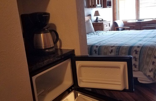 Grand Elk Ranch Hotel | Rustique Boutique Mountain Resort King Suite for 2 - Free WIFI