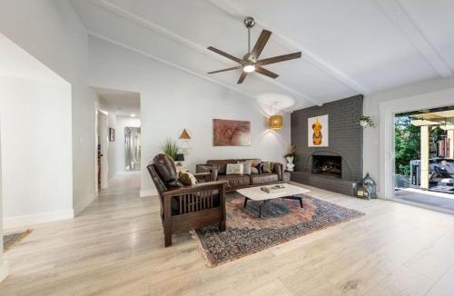 East Congress House | S Austin 3BR 2BA Sauna, Cowboy Pool and Deck, Near SoCo by Austin Vacay