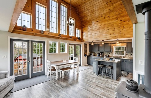 Rangeley House | S Diamond S Retreat | Huge Backyard & Hot Tub – 2 Miles to Town!