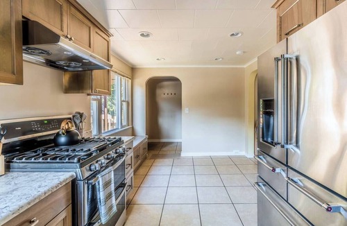 North Beacon Hill House | Sauna Hot Tub Fire Pit 7 min Downtown | Sleeps 10
