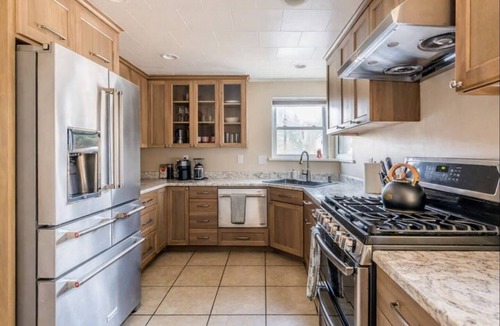 North Beacon Hill House | Sauna Hot Tub Fire Pit 7 min Downtown | Sleeps 10