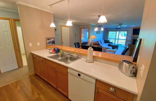 Carroll Condo | SC17: Spacious, clean, comfortable. 1 minute to skiing and Mount Washington Hotel!