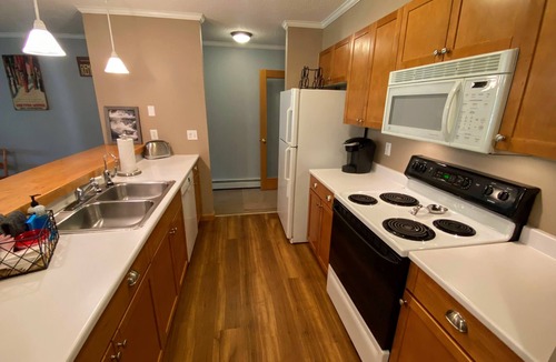 Carroll Condo | SC17: Spacious, clean, comfortable. 1 minute to skiing and Mount Washington Hotel!