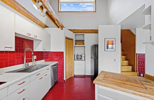 Fairbanks House | Scandi Aurora Villa: 2B2B House + Heated Cabin - Indoor Sauna & Epic Views