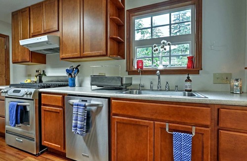 Downtown Juneau House | Scenic Dual-Retreat Vacation Home with Hot Tub & Mountain Views Near Trails in Juneau, Alaska