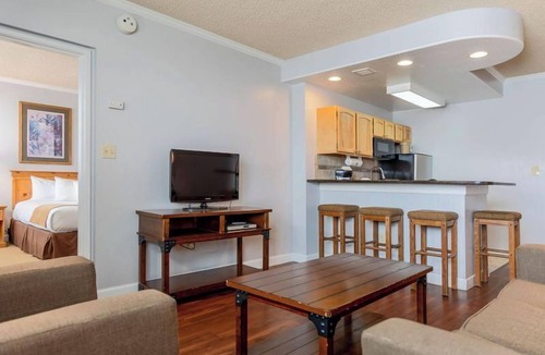 Steamboat Springs House | Scenic Mountain Retreat! 3 Amazing Rooms w/Kitchen | Pool + Free Parking