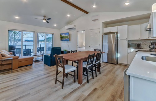 Agate House | Scenic New Waterfront Cabin on Hammersley Inlet