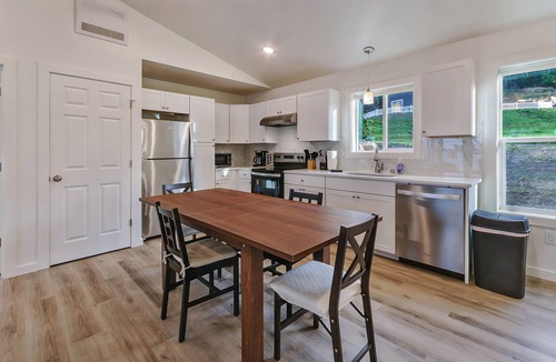 Agate House | Scenic New Waterfront Cabin on Hammersley Inlet