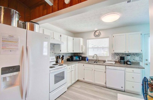 Ocean Isle Beach Cottage | Sea-ing Double - Steps away from the ocean and beach access