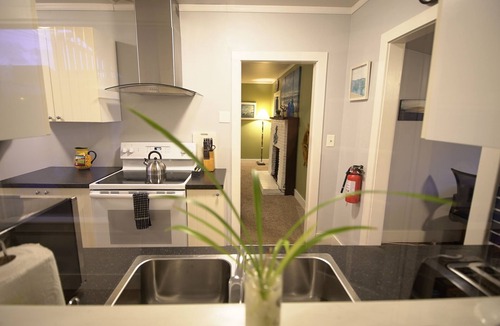 Seaside House | SeaBreeze Bungalow - 1/2 block to beach - Pets OK! Private Home - Fully Fenced