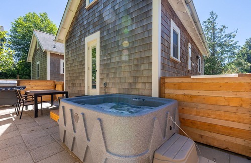 Seabrook Cottage | Seabrook 2 Bedroom cottage with hot tub, pets OK