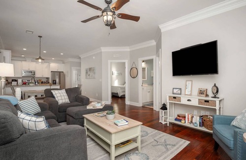 Tranquil Harbour House | Seaside Escape-3 bedroom,dog friendly,walk to beach,fenced yard,screened porch.