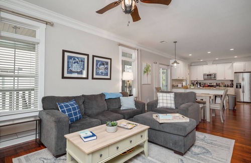 Tranquil Harbour House | Seaside Escape-3 bedroom,dog friendly,walk to beach,fenced yard,screened porch.